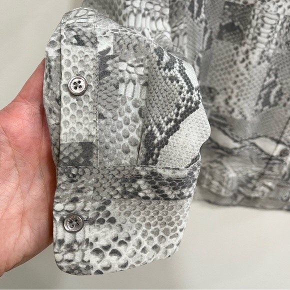 Equipment 100% silk collarless gray snakeskin print button up blouse small - Picture 4 of 8